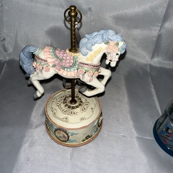 LOT OF VINTAGE MUSIC BOXES TOYO SINGED S, L AND SNOW GLOBES CHRISTMAS UNICORN - Picture 9 of 10